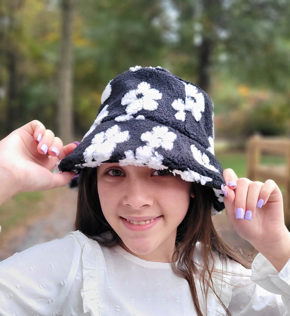 Faux Fur Flower Pattern Bucket Hat in Black & White